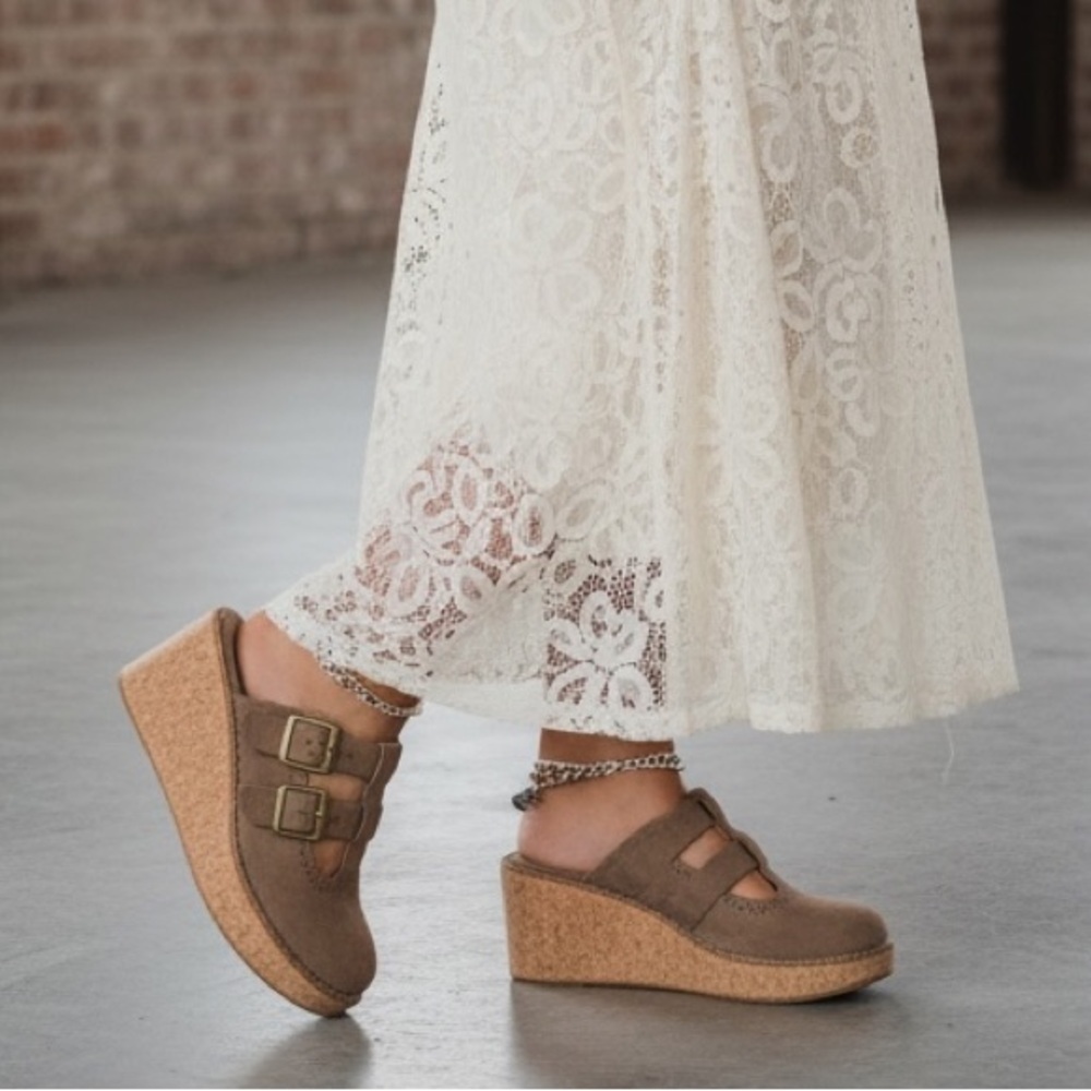 NIB Pierre Dumas Vegan Suede Close Toes Boho Mules Clog Wedge Heel Shoes Taupe - Picture 5 of 10